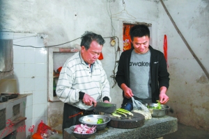 黎日生回到家乡，与生父一起下厨房做饭。