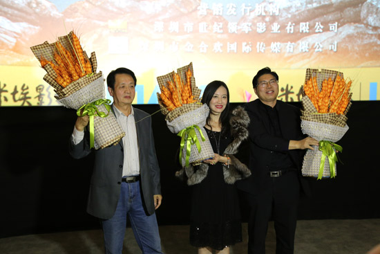 主创合影，祝福影片大卖