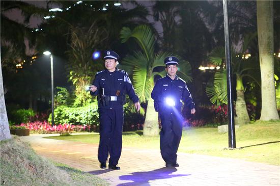 民警夜间巡逻