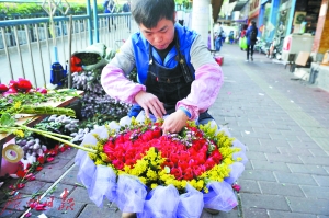一家花店的工人正在赶工扎玫瑰花束。广州日报全媒体记者杨耀烨 摄