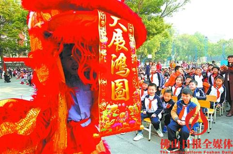 昨日，高明一中附小开学典礼上，男教师组成舞狮团为学生送祝福。 　　/佛山日报记者黎汉沿摄