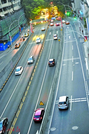 车辆各行其道是道路畅通的基本保证。