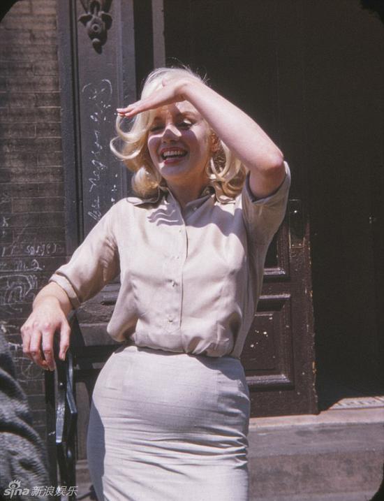 新浪娱乐讯 近日，英国《每日邮报》刊出梦露在1960年7月时于纽约片场拍下的彩色照片，且照片还是她大腹便便的孕照。