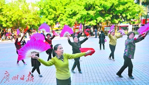 富裕后的南岭村村民在跳广场舞。