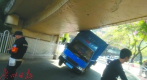 三元里立交，一辆小货车被卡在桥底。 广州日报全媒体记者杨耀烨 摄