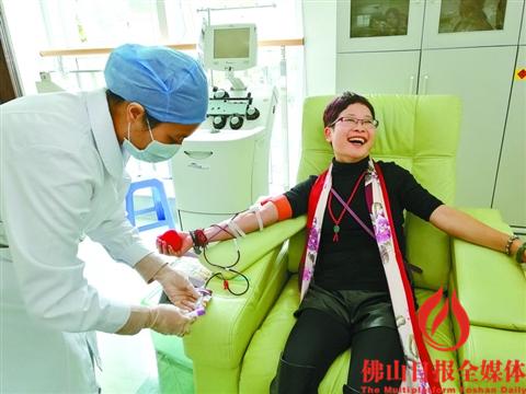 昨日,在市中心血站,来自高明的吴女士正在献血,她是B型稀有血型者,已多次献血。