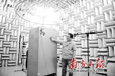 奥马电器开发的新冰箱在接受噪音测试。