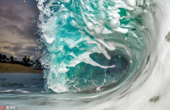 在暴风雨即将来临时，居然有摄影师敢去海边超近距离拍摄海浪？这种事只有美国军人Marco Mitre做的出来。暴风雨来临之际，Marco在夏威夷的欧胡岛拍摄了色彩纷呈、形态各异的海浪，光是看着他拍摄的照片，就仿佛能听到翻滚的海浪声。