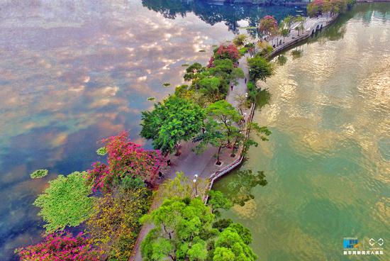 　惠州西湖风景名胜区地处广东省东南部惠州市惠城中心区，是以山水风光、人文景观为主体的国家级风景名胜区。由西湖和红花湖景区组成，素以五湖、六桥、十四景而闻名。西湖湖岸弯环曲折，湖上洲屿点缀、三面青山环抱。新华网发黄波摄