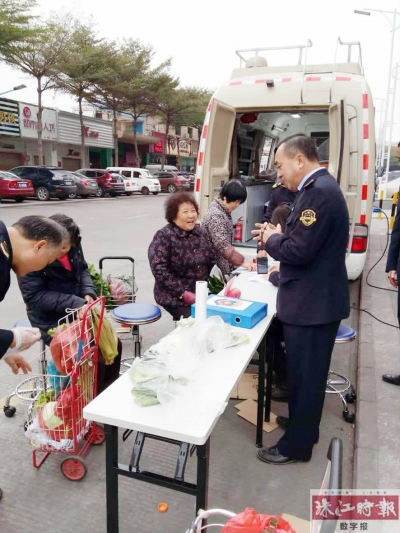 南庄镇食品药品检测车在吉利市场驻点免费为市民检测食品。