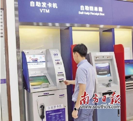 惠州各大银行纷纷推出“智能银行”。图为市民在使用智能设备办理开卡业务。 南方日报记者 梁维春 摄