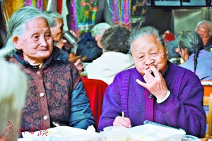 昨日，文冲社区长者爱心午餐供应点，老人们正在用餐。实习生邓淑娟 广州日报全媒体记者莫伟浓 摄