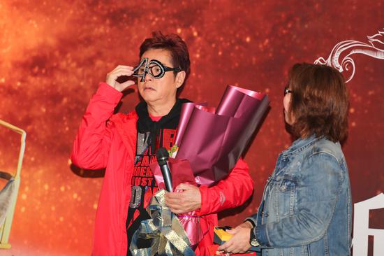 粉丝送上代表出道40年的眼镜框