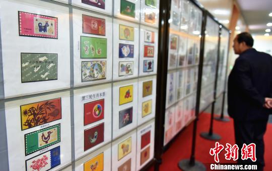 图为青海西宁首次举办的生肖邮票展览。黄灵燕 摄