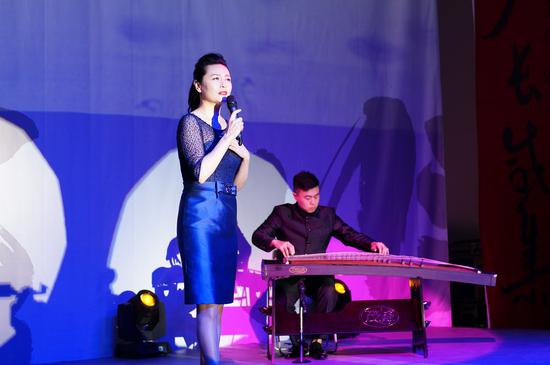 著名表演艺术家王虹诗朗诵