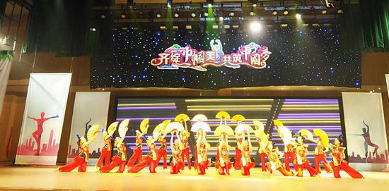 佛山举行庆三八健美操表演赛 网络直播惹眼球