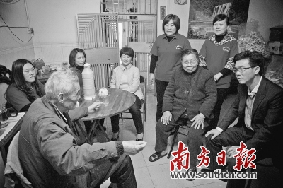江南街道园岭社区党员帮扶队与低保老人聊家常。 南方日报记者 王昌辉 摄