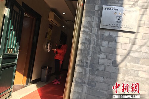 往来取纸的人络绎不绝。汤琪 摄