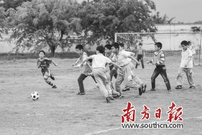 足球是惠州中小学校园里最受欢迎的运动之一。南方日报记者 王昌辉 摄