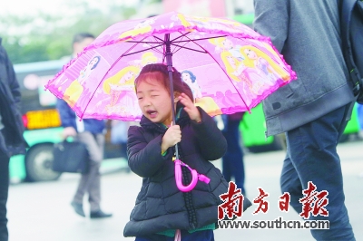 9日，深圳火车站广场，一名小朋友被风吹得睁不开眼。据气象部门发布消息，深圳将迎潮湿天气，可能会有轻微回南现象。南方日报记者 朱洪波 摄