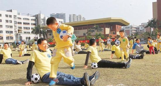 惠州高度重视学前教育发展，不断提高教育惠民水平。这是一幼儿园的孩子及其家长在做亲子足球操。资料图片