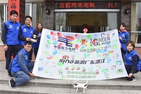 志愿者亲手为特呈岛红树林种上多棵树苗,并沿着海岸线清理滩涂垃圾