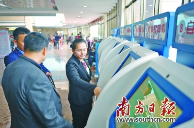 门诊客服人员引导市民使用自助机。王昌辉 摄