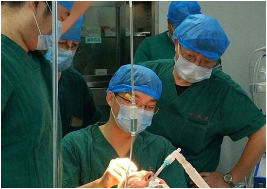 刘党奇、陈亚明等正在为脑出血的塔吉克族病人做手术