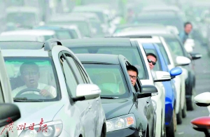 私家车越来越多。广州日报全媒体记者葛宇飞摄