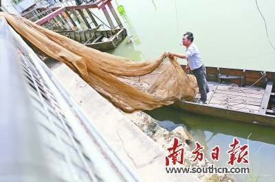 休渔期，渔民将渔网拿到岸边晾晒。 南方日报记者 叶志文 摄