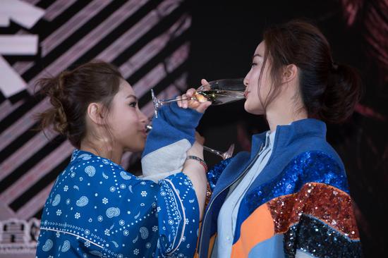 交杯酒庆祝成军16年 现场粉丝尖叫不断