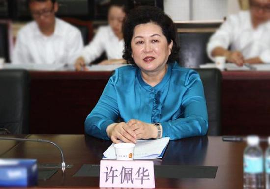 省纪委15日发布消息,广东省高级人民法院党组成员、执行局局长许佩华,因涉嫌严重违纪,正在接受组织审查。
