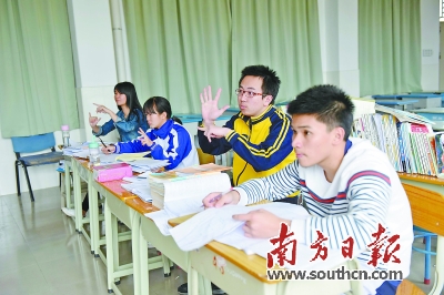 惠州市特殊学校的教室里,学生通过手语回答老师的提问。南方日报记者 梁维春 摄