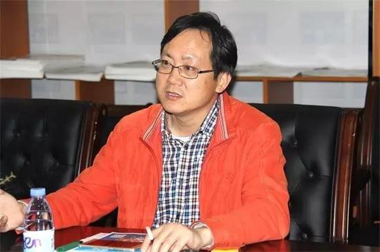日下午17:00,湖南省陶瓷技师学院校长殷建国先生,党委书记邹仁义先生