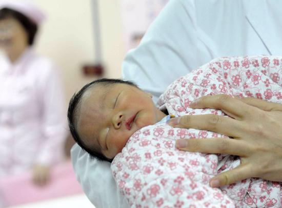 2017年3月16日，中山一院，广州妈妈冷冻胚胎18年后，成功生下二胎宝宝。广州日报全媒体记者 邱伟荣 实习生 张帆 摄