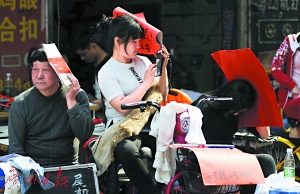 2月17日，广州瑞宝村，许多人在路边招工，年后工人陆续返城，制衣业工人仍然短缺。