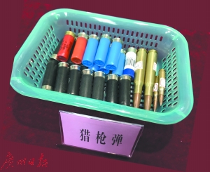 三张小图依次为警方缴获的子弹，以及在“兵工厂”内制造枪支的工具。