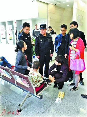 发现孩子的当天,街坊、银行的员工和接报的警察围在孩子身边帮助他。 线索提供:某先生 奖100元