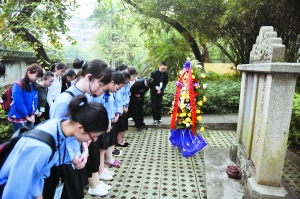 3月18日，学生来到先烈中路华侨五烈士墓，缅怀先烈之魂，了解广州辛亥革命史。信息时报记者 朱元斌 摄