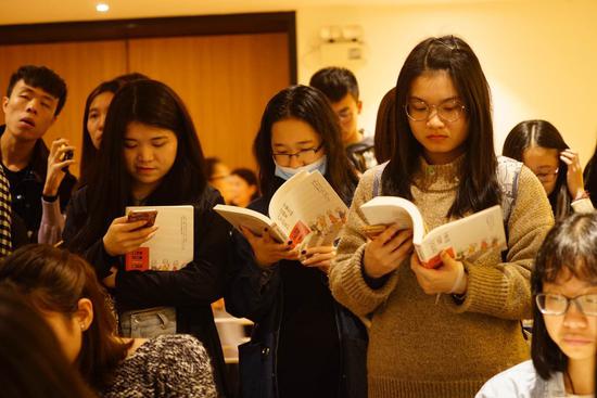 许多外地读者专程赶到广州参加发布会