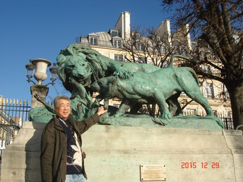 图为2015年年底，龙先生在法国旅行期间留影。