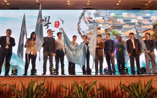 浙江省与当地领导、浙江省旅游局与当地旅游局等主要参会领导上台,为广东旅游“粤享浙里行”集体发团并授旗