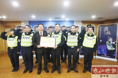 伍庭光为辅警队伍赠送牌匾。