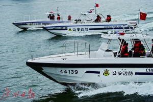 广东边防总队的快艇正在追击目标船只，场面震撼。
