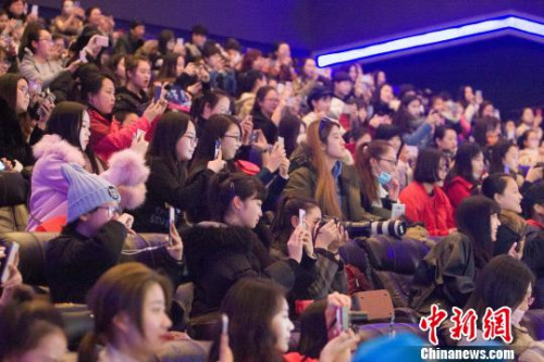 资料图:看电影成为当下年轻人的消遣