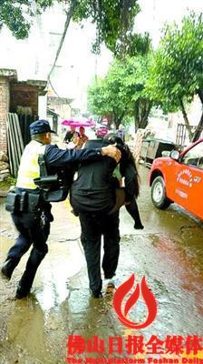 由于村道被堵救护车无法进入,辅警背着轻生女子一路小跑,将其送上救护车