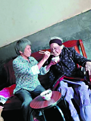 紫金县百岁孤寡老人李英生前得到刘运如无微不至的照料。