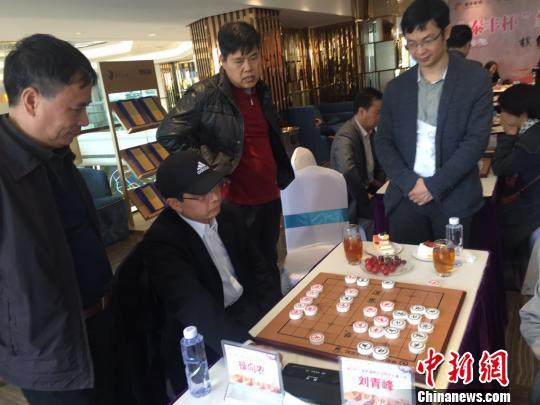 图为国际象棋大师吕钦1对16联袂的比赛现场。　宋秀杰　摄