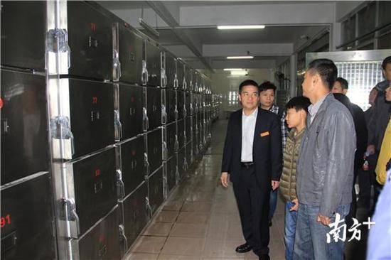 市民代表等参观遗体冷藏存放间。