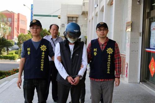 35岁的谢姓男子原拥有良好的家世背景,但因染毒走上不归路,27日因缺钱买毒庆生,连抢两家超市遭警方逮捕。图片来源:台湾中时电子报。摄影:万于甄。
